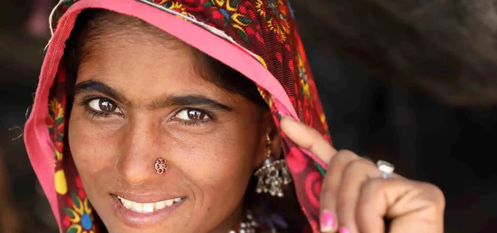 Portrait d’une femme indienne en tenue traditionnelle lors d’une rencontre authentique en Inde