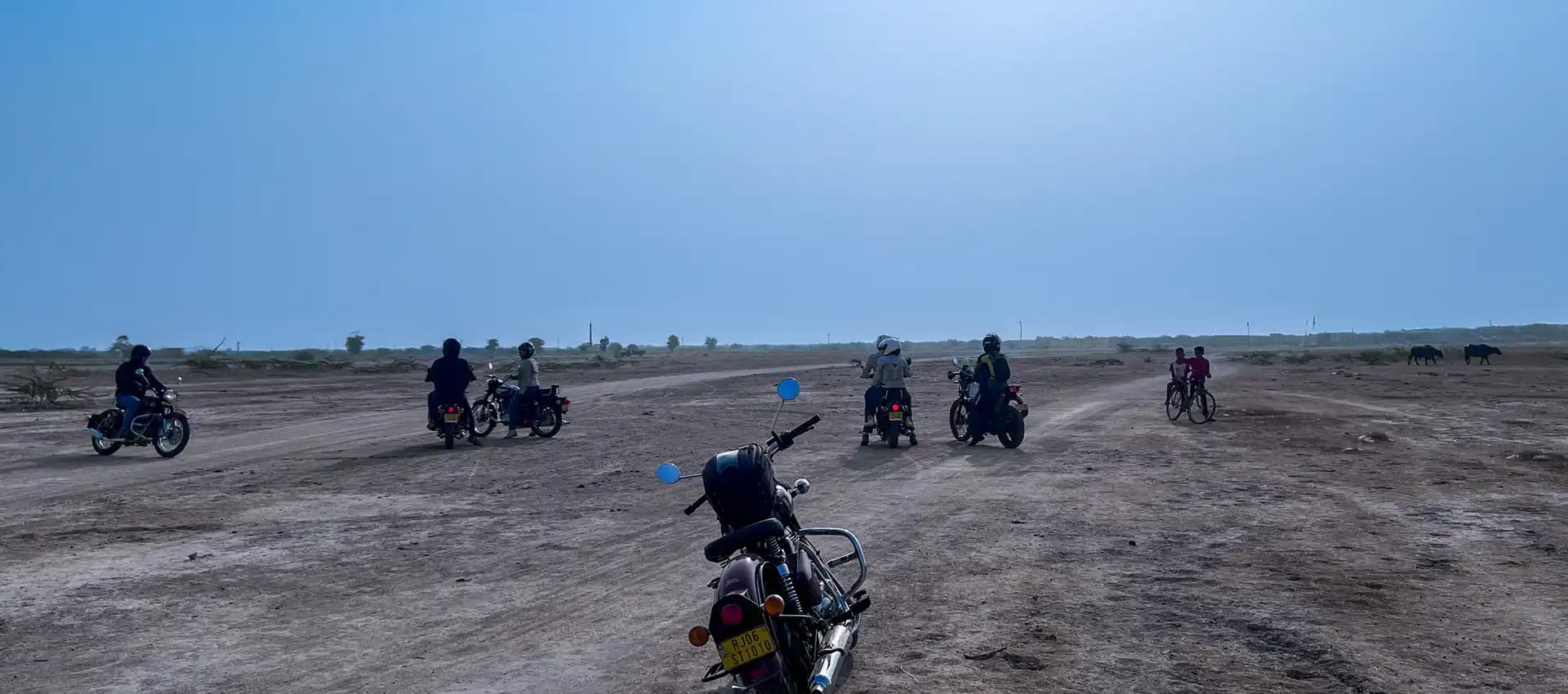 Voyage à moto en Inde – Groupe de motards au Rajasthan Groupe de motards en Royal Enfield lors d'un voyage à moto au Rajasthan