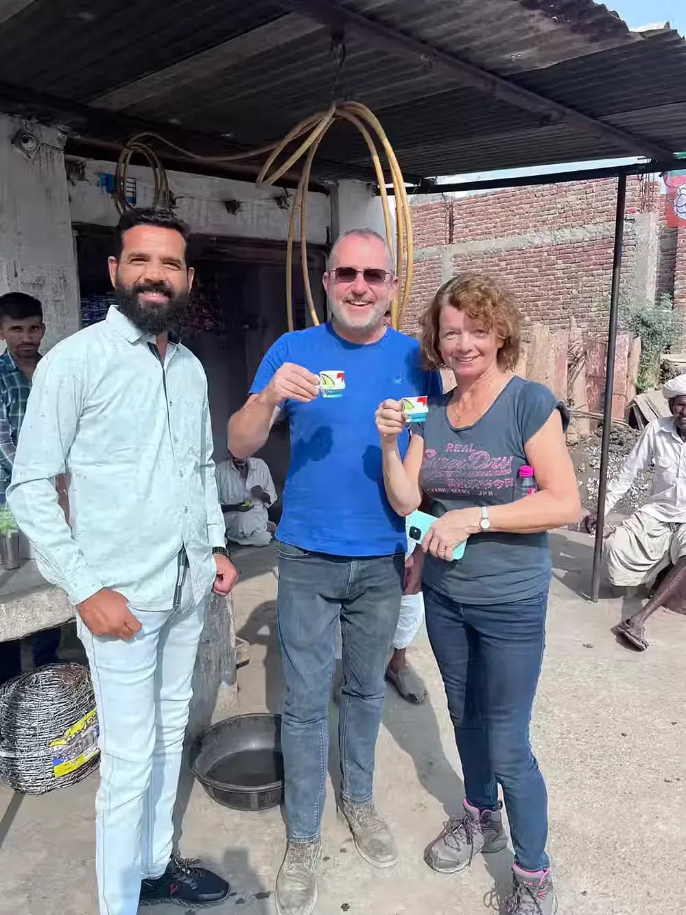 Des rencontres au cœur du voyage Indian Rides partage un moment convivial avec des voyageurs et la communauté locale en Inde