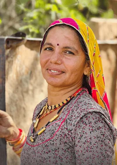 Indian Rides – Femme rajasthani en tenue traditionnelle | Voyage moto Rajasthan Femme rajasthani en tenue traditionnelle lors d’un voyage moto Rajasthan avec Indian Rides