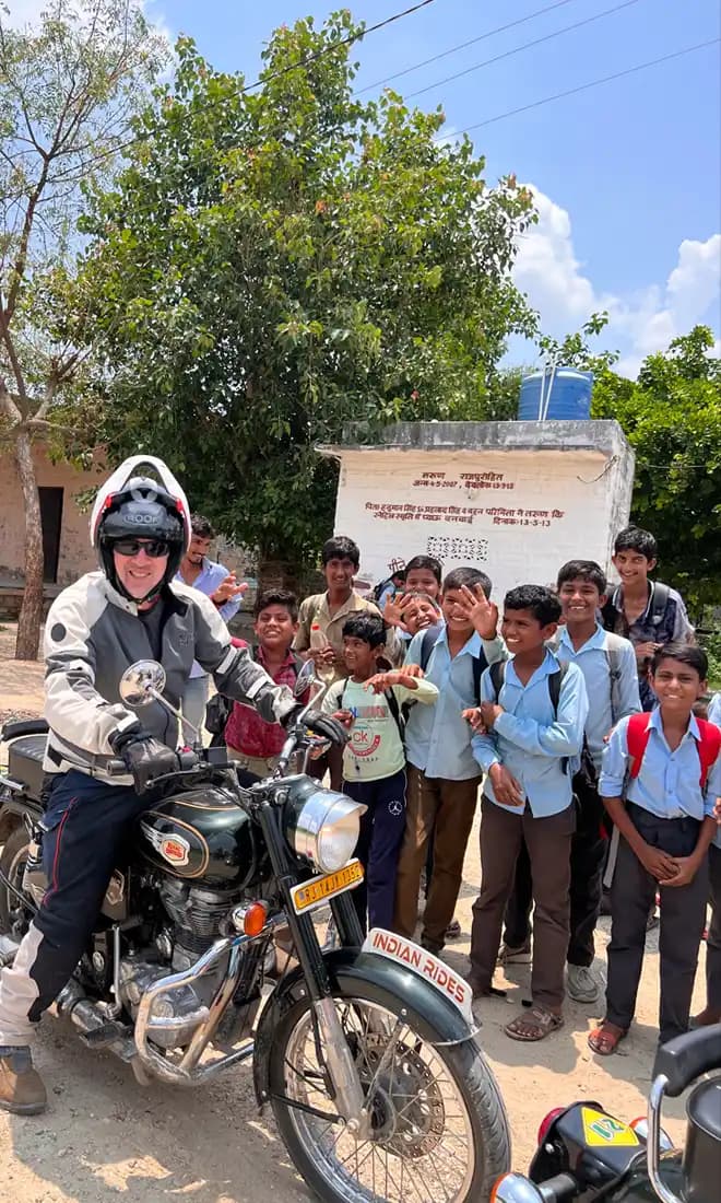 Indian Rides – Voyage à moto au Rajasthan Voyage à moto au Rajasthan avec Indian Rides et rencontre avec des enfants