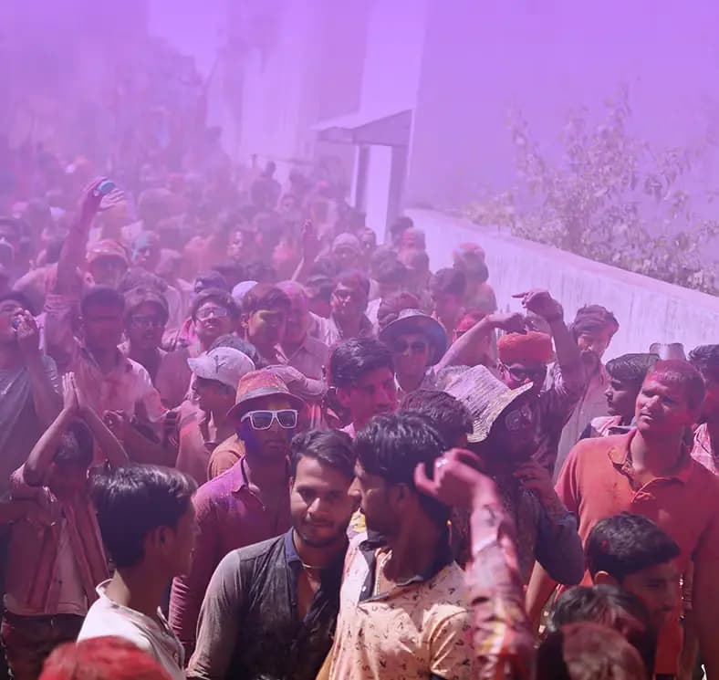 Célébrer Holi en Inde avec Indian Rides Voyageurs célébrant la fête de Holi en Inde avec des couleurs, une expérience culturelle authentique à moto