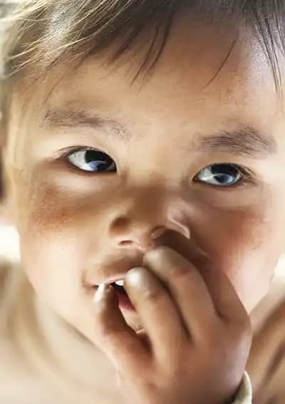 Enfant du Ladakh – Rencontre authentique a moto Portrait d’un enfant du Ladakh lors d’une rencontre avec la population locale
