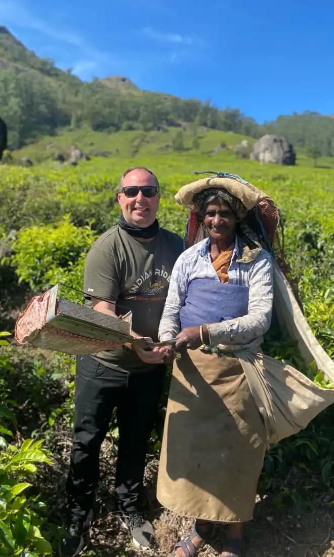 Indian Rides – Rencontre dans une plantation de thé au Kerala Rencontre avec une travailleuse dans les plantations de thé du Kerala