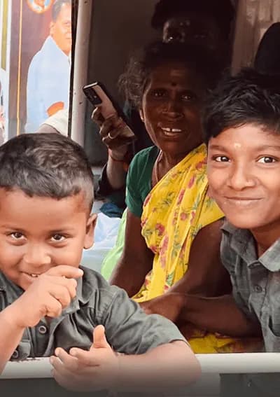 Rencontre avec une famille en Inde du Sud – Voyage à moto Voyageur à moto partageant un moment avec une famille indienne en Inde du Sud