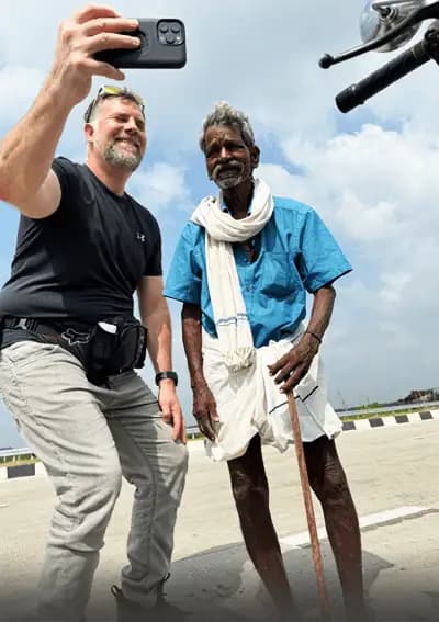 Rencontre avec un habitant en Inde Voyageur à moto partageant un moment avec un habitant local lors d’un voyage en Inde
