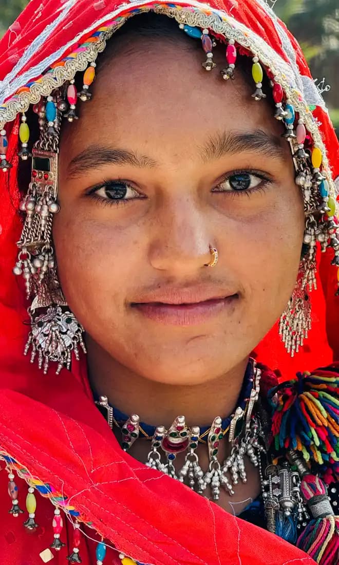 Indian Rides – Femmes du Gujarat en tenue traditionnelle Femme du Gujarat portant une tenue traditionnelle et des bijoux artisanaux