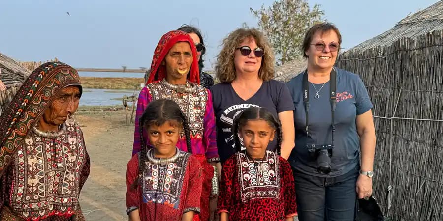 Femme du Gujarat en tenue traditionnelle et portant un bijou de nez, lors d’un voyage à moto avec Indian Rides. Femme du Gujarat en tenue traditionnelle et portant un bijou de nez, lors d’un voyage à moto avec Indian Rides.